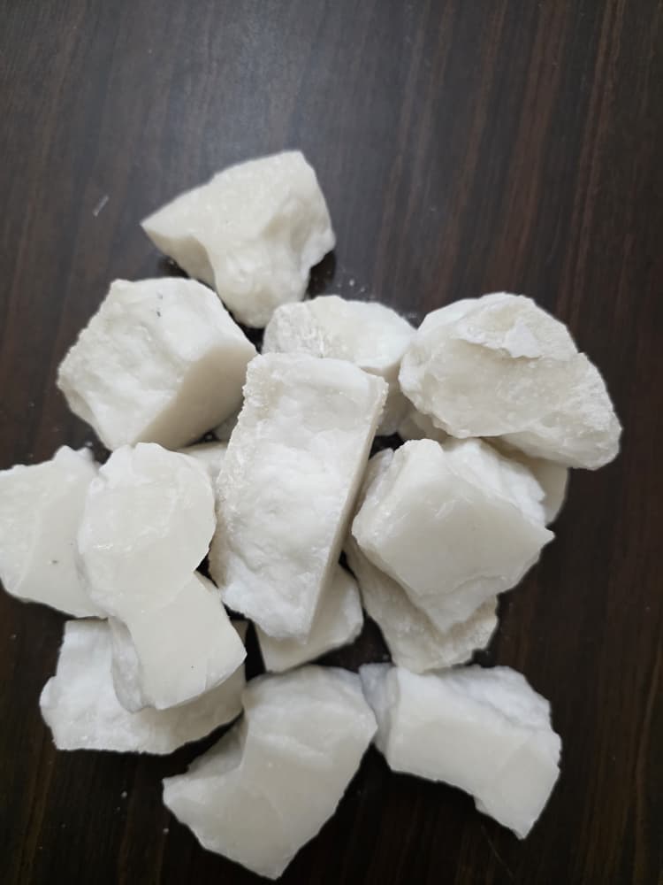 Kibbles aluminium sulphate — loosely crushed product, 30 to 60 mm particle size.